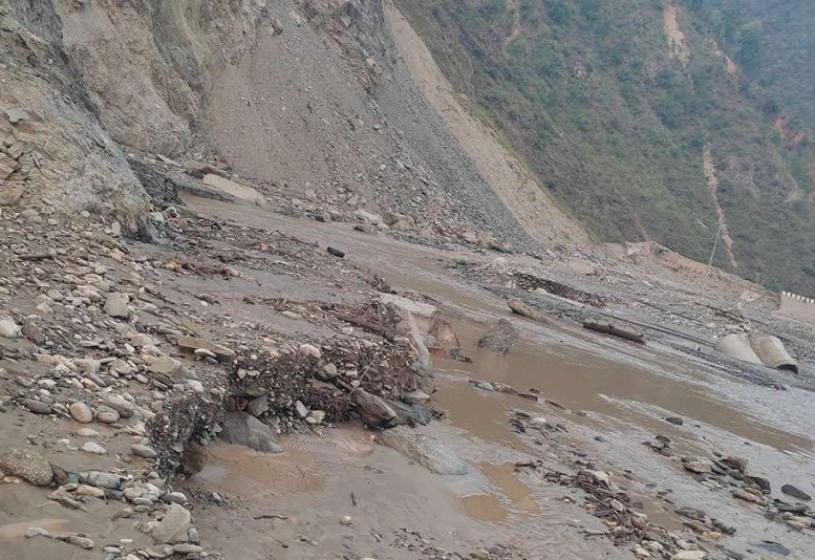 अवरुद्ध बिपी राजमार्ग १६ घण्टापछि सञ्चालनमा